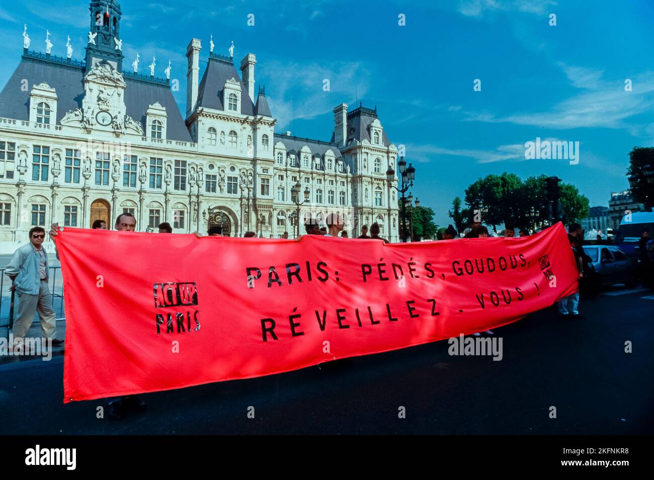 Parigi, Francia, folla , Act Up Parigi, ONG, Gli attivisti dell'AIDS che protestano con i segni del Municipio, contro l'omofobia del sindaco di Parigi, Tiberi, i manifestanti di protesta, gli slogan, "Paris Gays and Lesbiche, Wake up!” LGBTQI+, Foto Stock