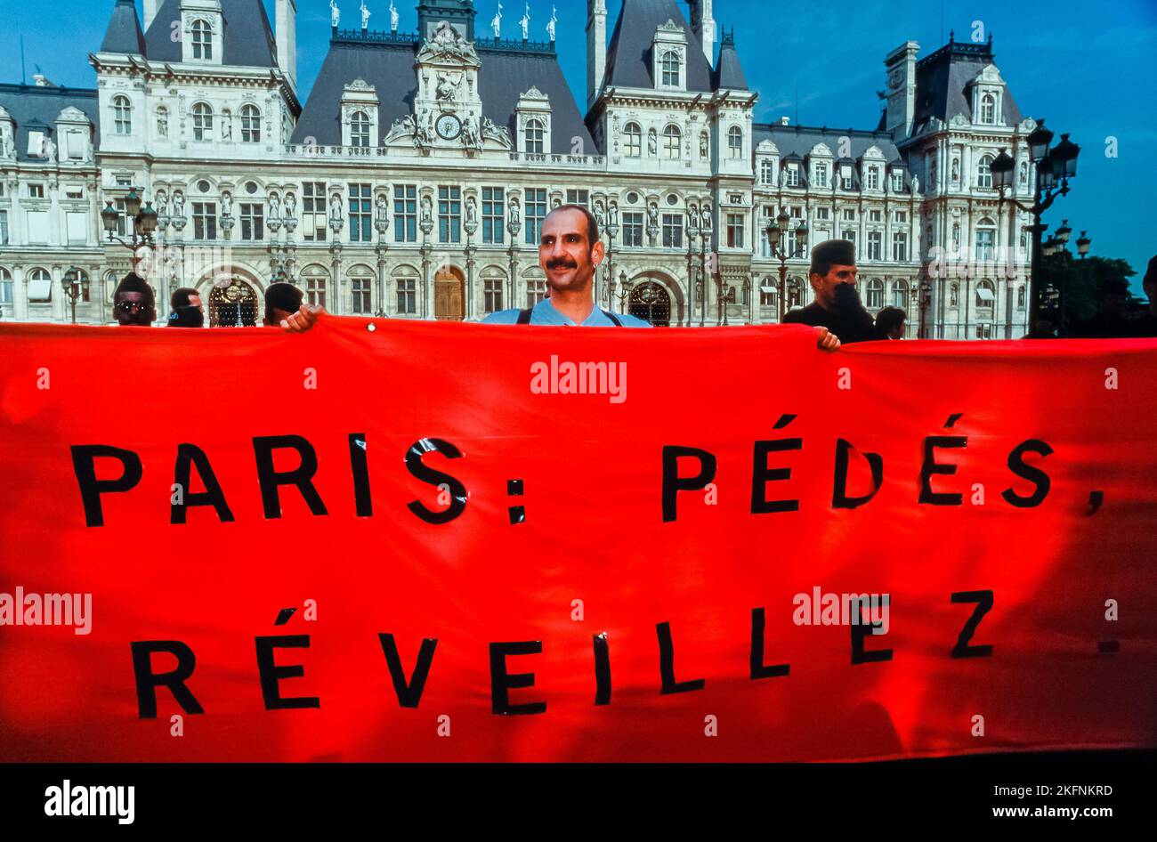 Parigi, Francia, folla , Act Up Parigi, ONG, Gli attivisti dell'AIDS che protestano con i segni del Municipio, contro l'omofobia del sindaco di Parigi, Tiberi, i manifestanti di protesta, gli slogan, "Paris Gays and Lesbiche, Wake up!” LGBTQI+, Foto Stock