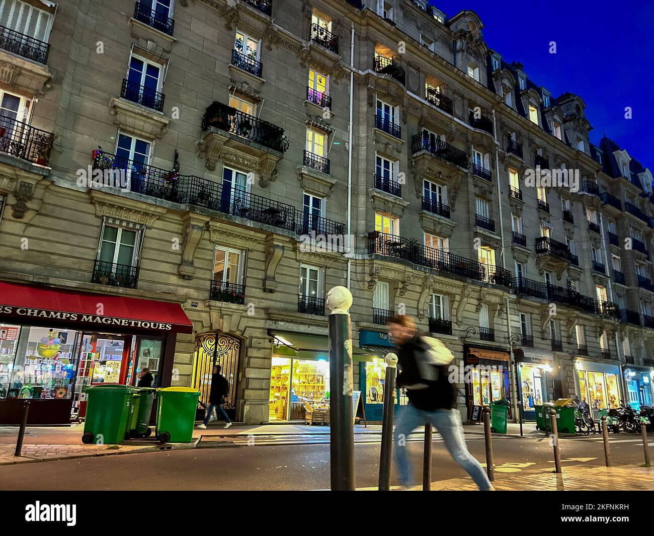 Parigi, Francia, scena di strada parigina, edifici antichi, facciate luci, Di notte Foto Stock