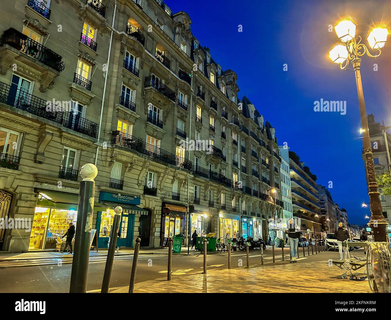 Parigi, Francia, scena di strada parigina, edifici antichi, facciate luci, Di notte Foto Stock