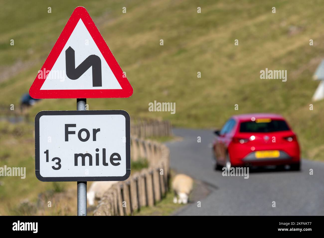 Indicazioni per Windy Road Ahead su una strada di brughiere al confine scozzese, Regno Unito. Foto Stock