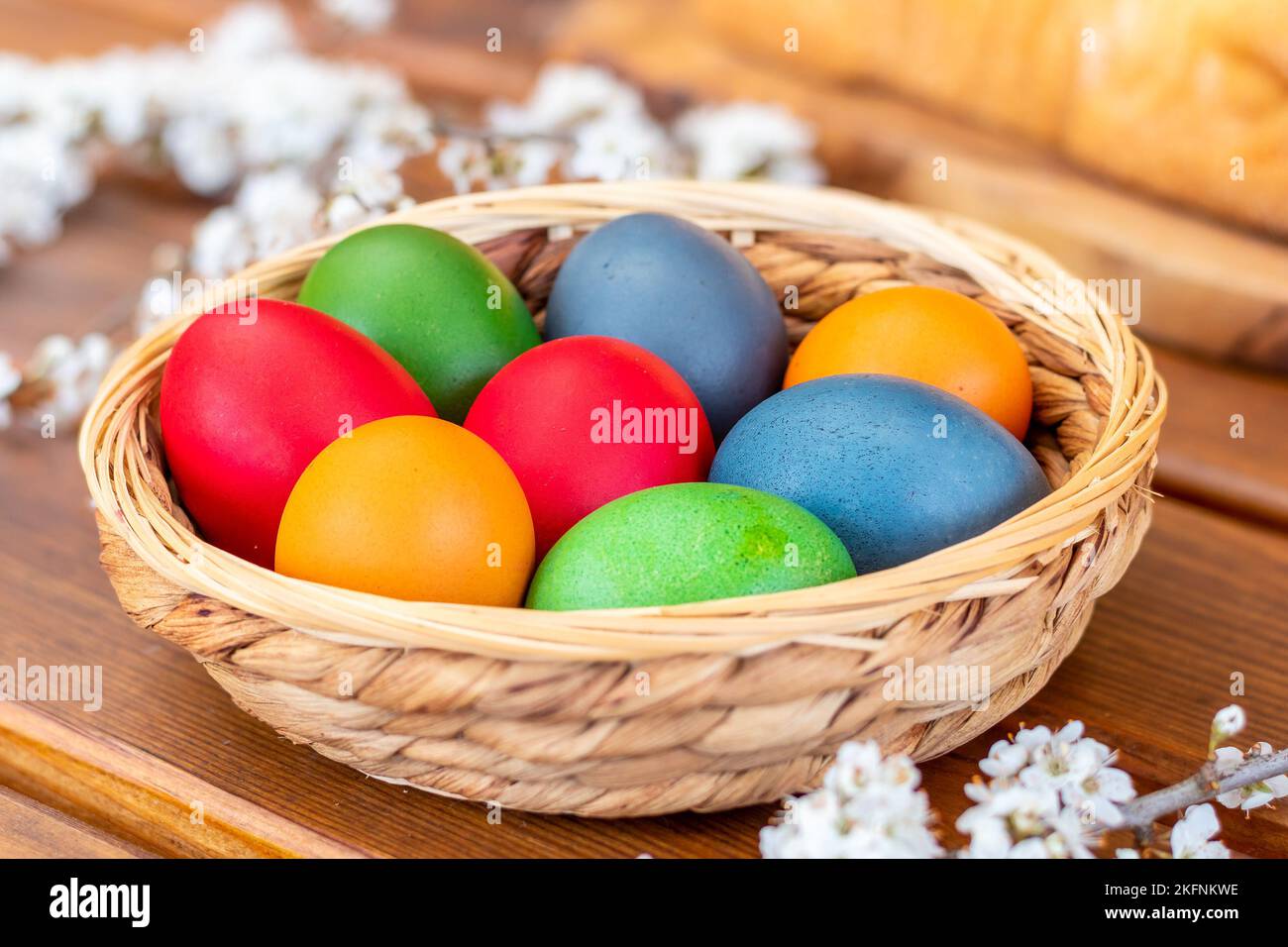 Uova di Pasqua, uova di gallina tinte in un cestino di vimini Foto Stock