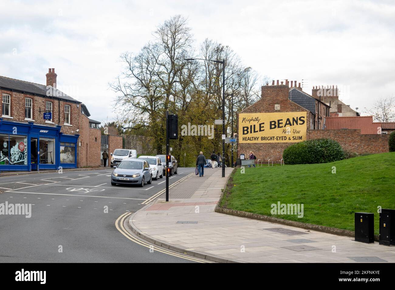 Pubblicità dipinta su una casa a York Foto Stock
