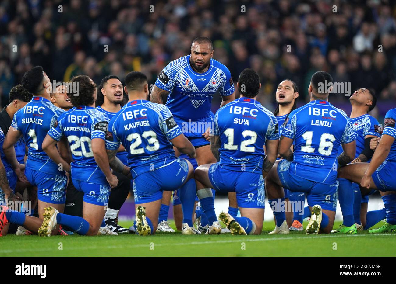 Il Paulo Junior di Samoa e i suoi giocatori si esibiscono al Siva Tau prima della finale della Coppa del mondo di Rugby League a Old Trafford, Manchester. Data immagine: Sabato 19 novembre 2022. Foto Stock