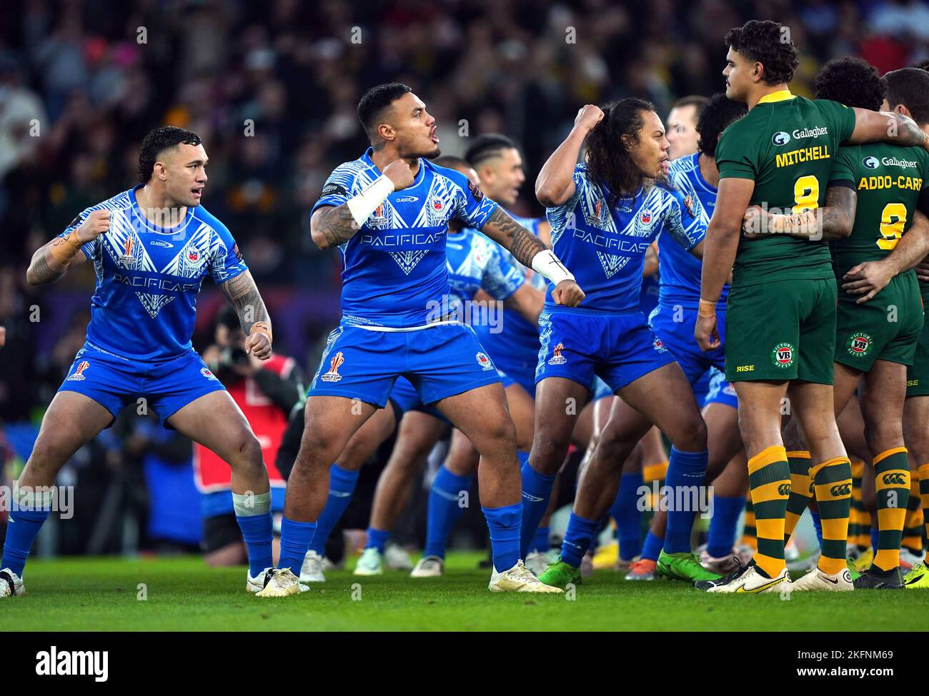 Lo Spencer Leniu di Samoa e i suoi giocatori eseguono il Siva Tau di fronte alla squadra australiana prima della finale della Coppa del mondo di Rugby a Old Trafford, Manchester. Data immagine: Sabato 19 novembre 2022. Foto Stock