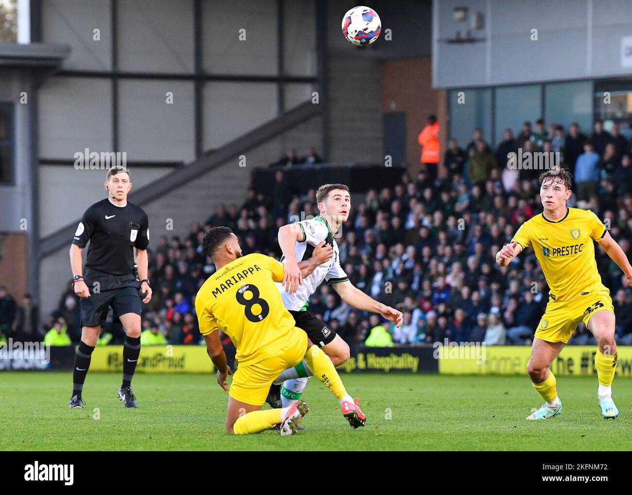 Adam Randell, centrocampista di Plymouth Argyle (20) batte per la palla con il difensore di Burton Albion Adrian Mariappa (8) durante la partita della Sky Bet League 1 Burton Albion vs Plymouth Argyle allo Stadio Pirelli, Burton upon Trent, Regno Unito, 19th novembre 2022 (Foto di Stanley Kasala/News Images) Foto Stock