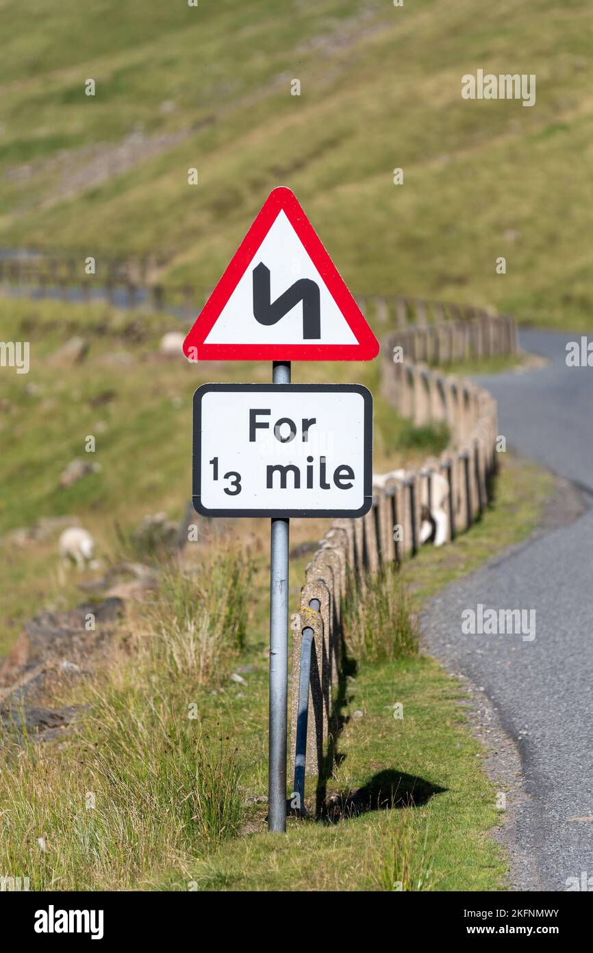 Indicazioni per Windy Road Ahead su una strada di brughiere al confine scozzese, Regno Unito. Foto Stock