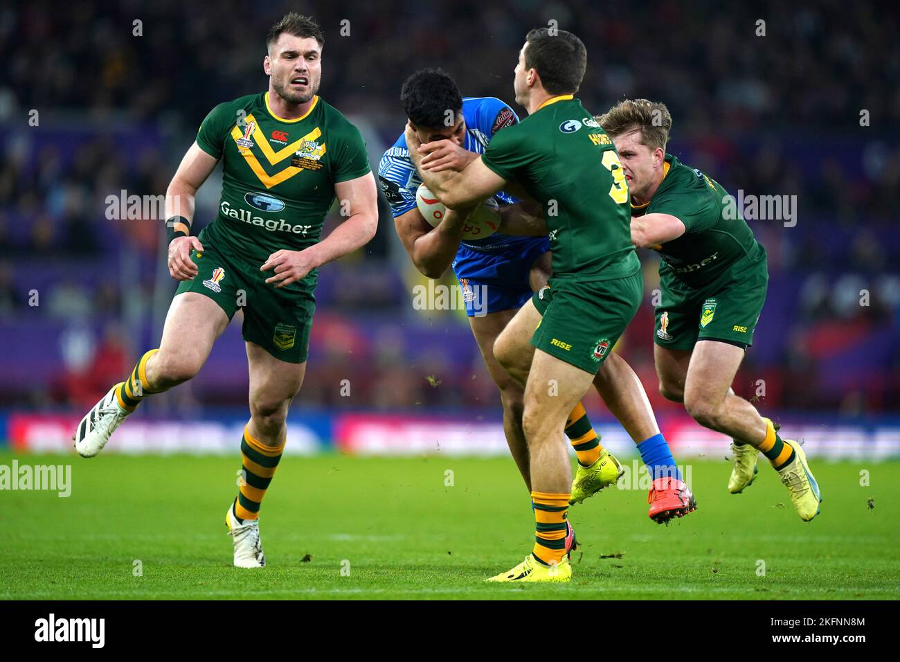 Joseph Suaali'i di Samoa è affrontato dalla ben Hunt australiana durante la finale di Rugby League World Cup a Old Trafford, Manchester. Data immagine: Sabato 19 novembre 2022. Foto Stock