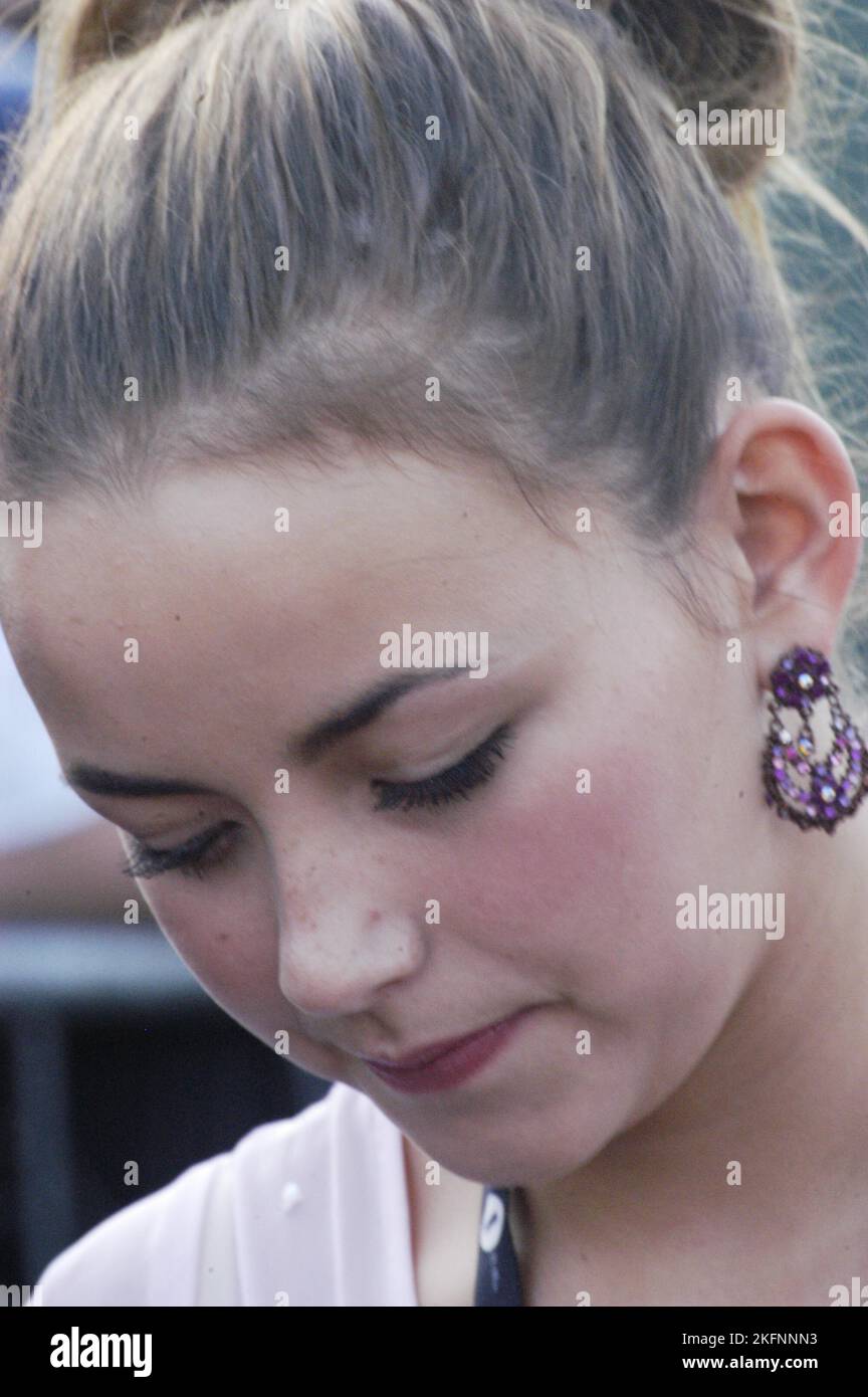 CHARLOTTE CURCH, 17 ANNI, 2003: A Teenage Charlotte Church backstage at radio One Live in Coopers Field a Cardiff, 14 settembre 2003. Fotografia: ROB WATKINS. INFORMAZIONI: Charlotte Church, cantante e attrice gallese, ha raggiunto la fama di artista crossover classica in gioventù. Nota per la sua voce angelica, è passata al pop e ha pubblicato album come "Tissue and Issues", mostrando la sua versatilità. La carriera di Church comprende musica, TV e film, riflettendo i suoi diversi talenti. Foto Stock
