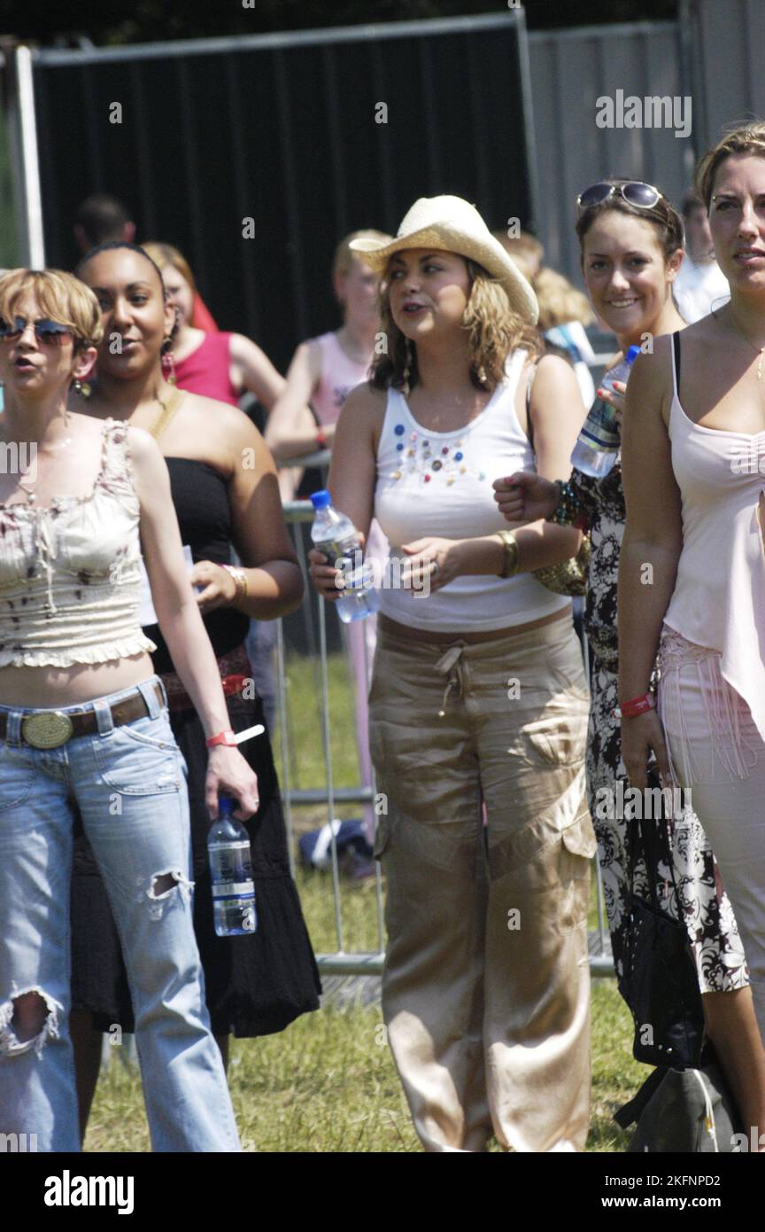 CHARLOTTE CHURCH, DANCING, HAT, 2005: Charlotte Church guarda e balla insieme a Daniel Bedingfield dal palco al Red Dragon Party nel Parco di Cardiff, Galles, 20 giugno 2005. Fotografia: ROB WATKINS. INFORMAZIONI: Charlotte Church, cantante e attrice gallese, ha raggiunto la fama di artista crossover classica in gioventù. Nota per la sua voce angelica, è passata al pop e ha pubblicato album come "Tissue and Issues", mostrando la sua versatilità. La carriera di Church comprende musica, TV e film, riflettendo i suoi diversi talenti. Foto Stock