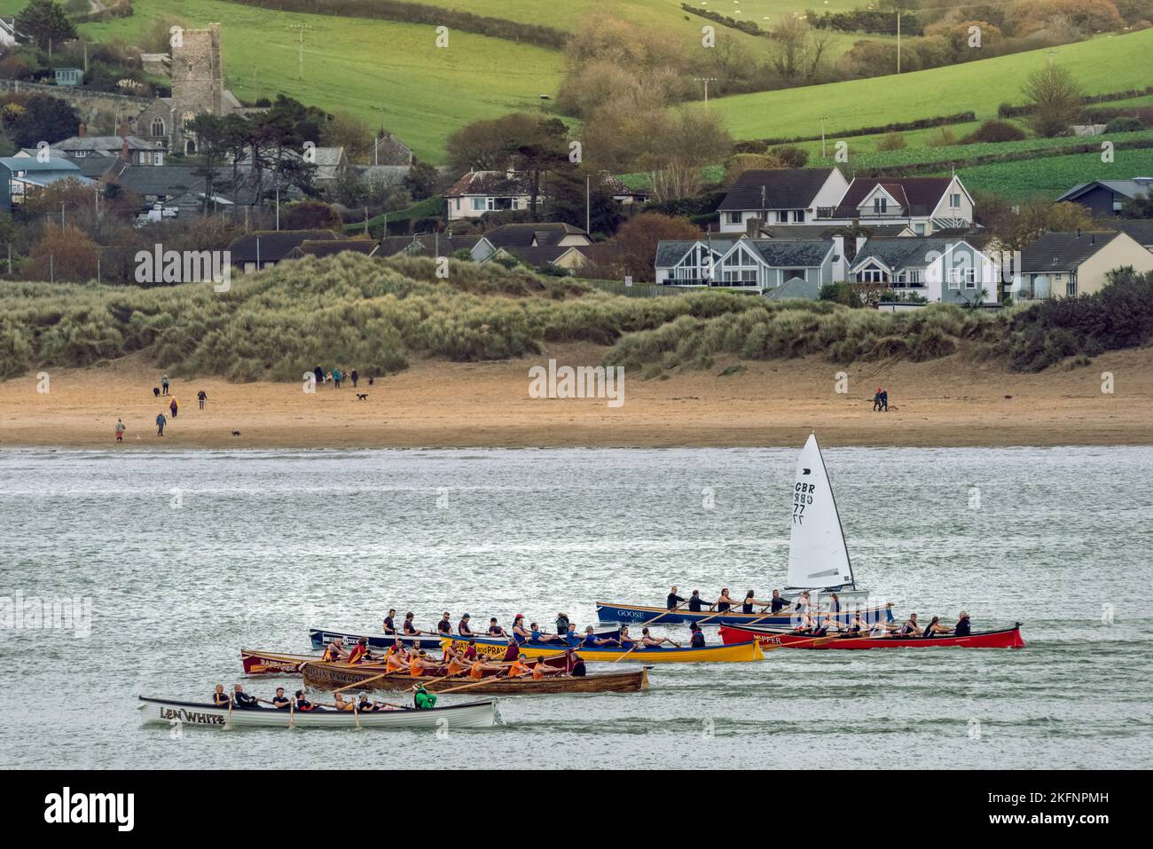 Appledore, North Devon, Inghilterra. Sabato 19th novembre 2022 - in una giornata mite nel Nord Devon, Appledore ospita la 'Lundy League Gig Boat Racing Series' sull'estuario del fiume Torridge con nove club presenti da North Cornwall, Devon e Somerset. Credit: Terry Mathews/Alamy Live News Foto Stock