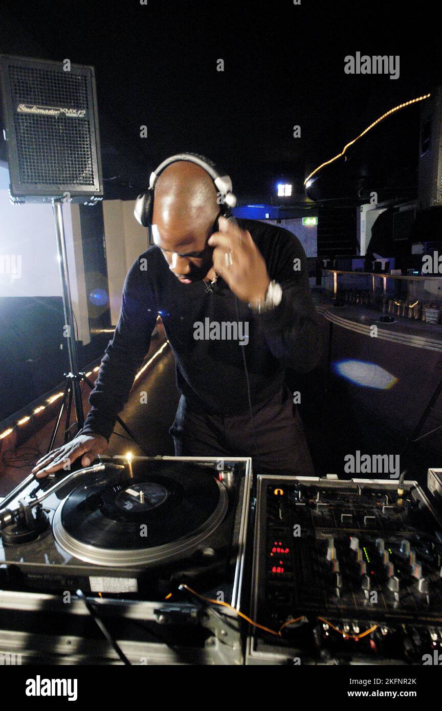 DJ SPOONY, YOUNG, DECK, MIXER: DJ Spoony di BBC radio One suona un set di musica da garage al 10 Club di Cardiff, Galles, Regno Unito, il 23 settembre 2004. Fotografia: ROB WATKINS. INFO: DJ Spoony, un DJ britannico e presentatore radiofonico, è un pioniere nella scena del garage nel Regno Unito. Il suo influente programma radiofonico e DJ set hanno plasmato il genere, guadagnandosi il riconoscimento come una delle sue figure più importanti. Foto Stock