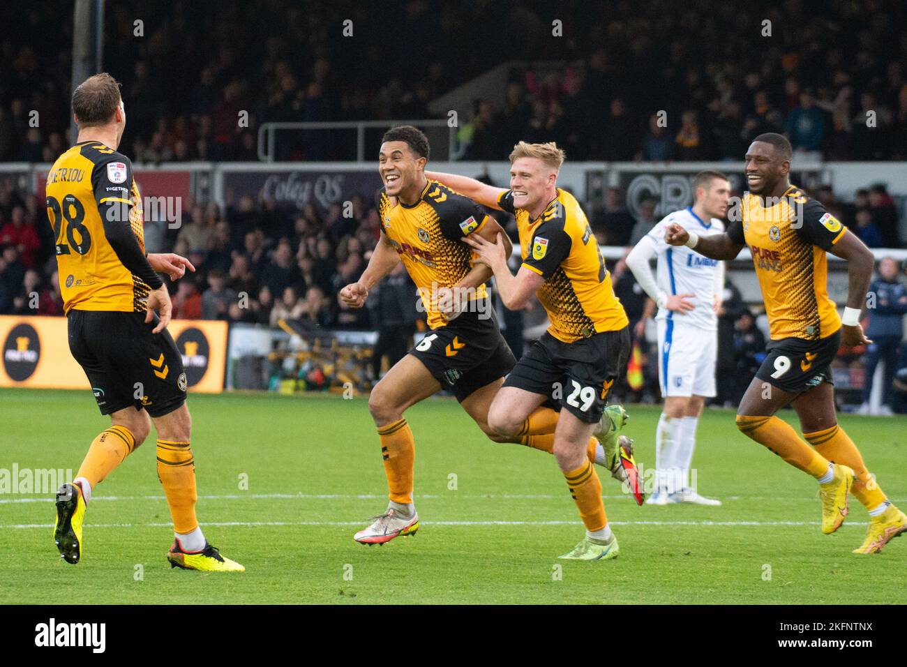 Newport, Regno Unito. 19th Nov 2022. Priestley Farquharson della contea di Newport (6) festeggia con i compagni di squadra dopo aver ottenuto il punteggio 1st goal.EFL Football League Two Match, Newport County contro Gillingham alla Rodney Parade di Newport, Galles, sabato 19th novembre 2022. Questa immagine può essere utilizzata solo per scopi editoriali. Solo per uso editoriale, licenza richiesta per uso commerciale. pic by Credit: Andrew Orchard SPORTS photography/Alamy Live News Foto Stock