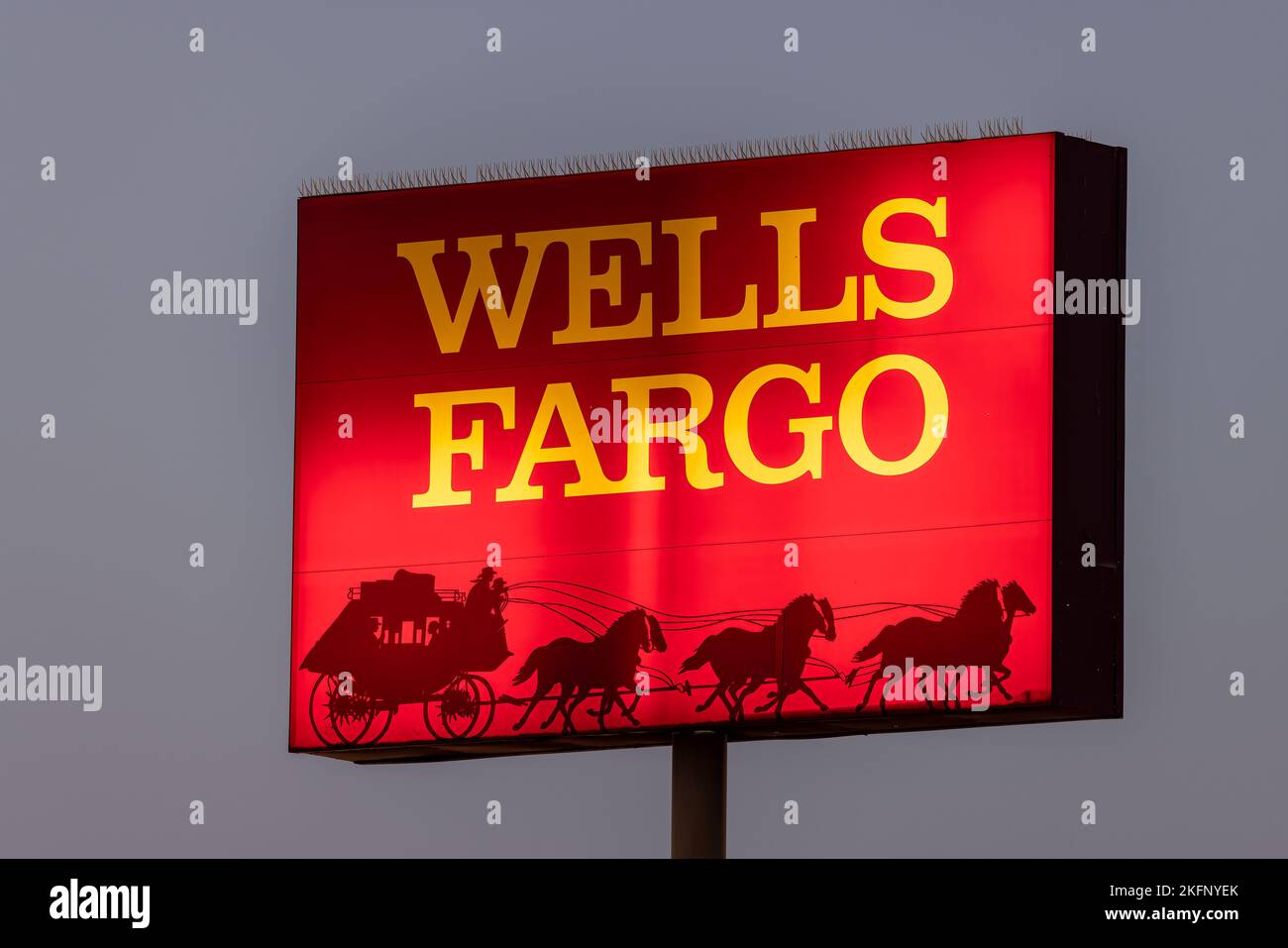 Wells Fargo logo annuncio contro il cielo Foto Stock