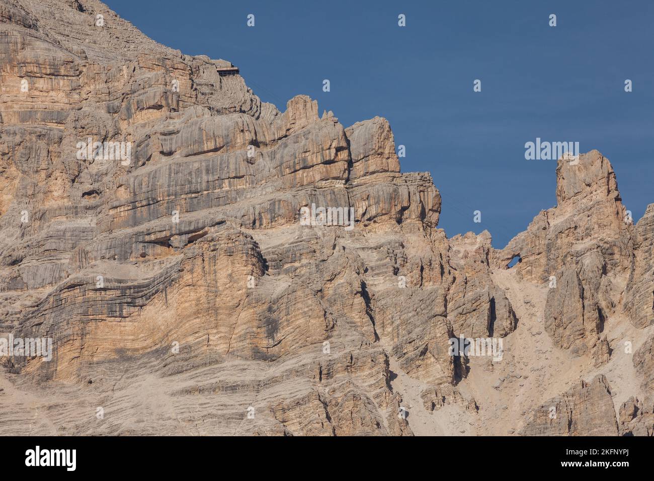 Particolare della parete verticale delle Dolomiti in Italia (Tofana di mezzo) Foto Stock