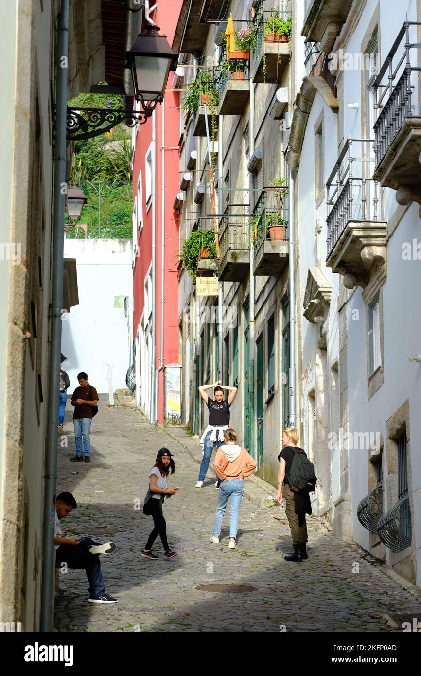 Porto Portugal collinare strada laterale nel quartiere Miragaia del centro della città Foto Stock