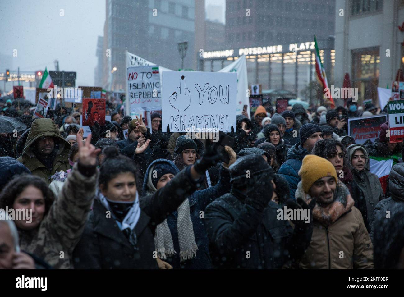 Berlino, Germania. 19th Nov 2022. I manifestanti si sono riuniti a Potsdamer Platz a Berlino il 19 novembre 2022, per una grande manifestazione che ha portato oltre la porta di Brandeburgo alla Cancelleria federale. Molti striscioni sono stati tenuti con l'iscrizione, le donne, la vita, la libertà. (Credit Image: © Michael Kuenne/PRESSCOV via ZUMA Press Wire) Foto Stock