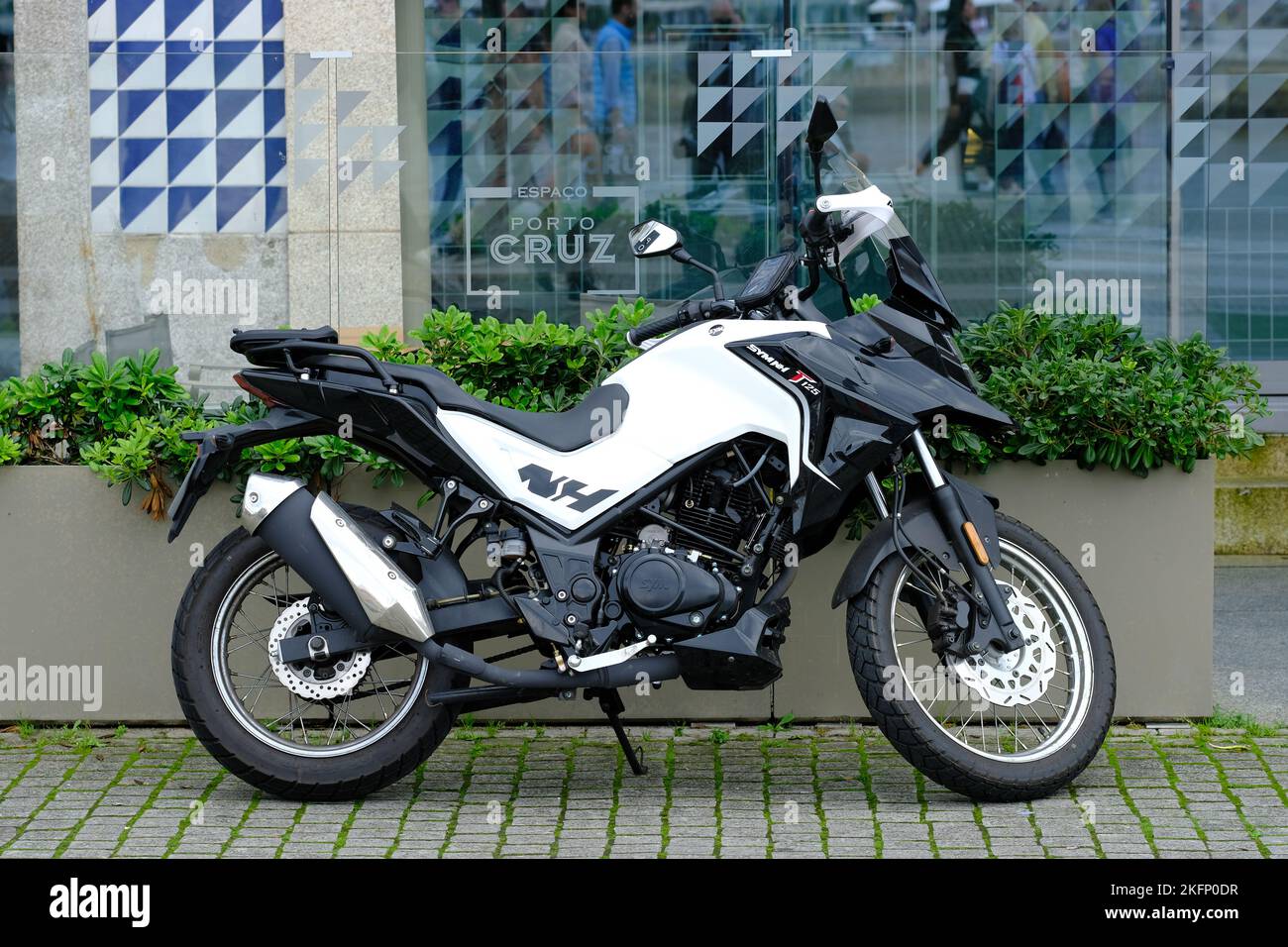 SYM NHT 125 moto costruito a Taiwan visto qui in Portogallo nel 2022 Foto Stock