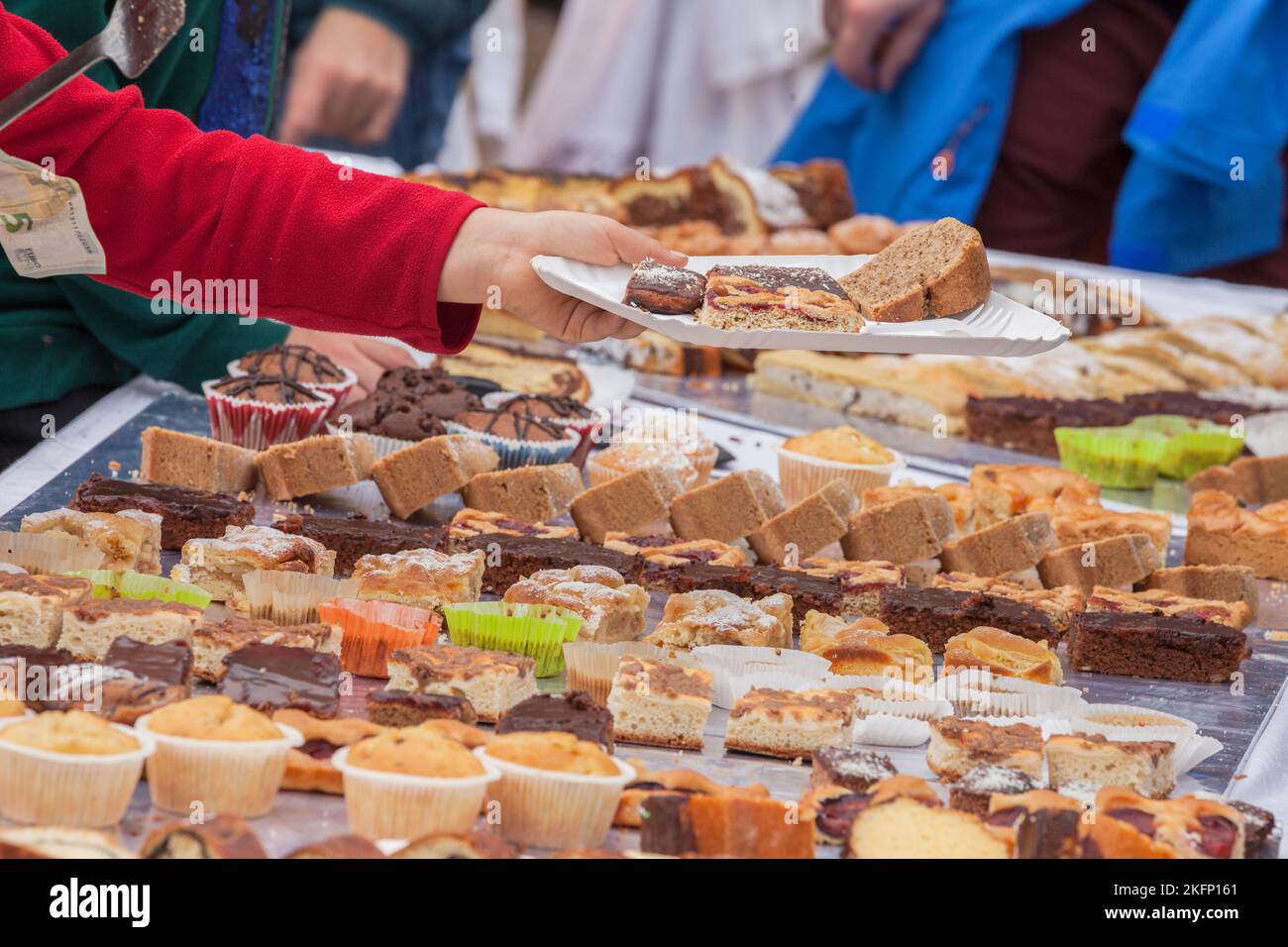 Dolci e dolci tradizionali durante una festa in Val Isarco, Dolomiti Foto Stock