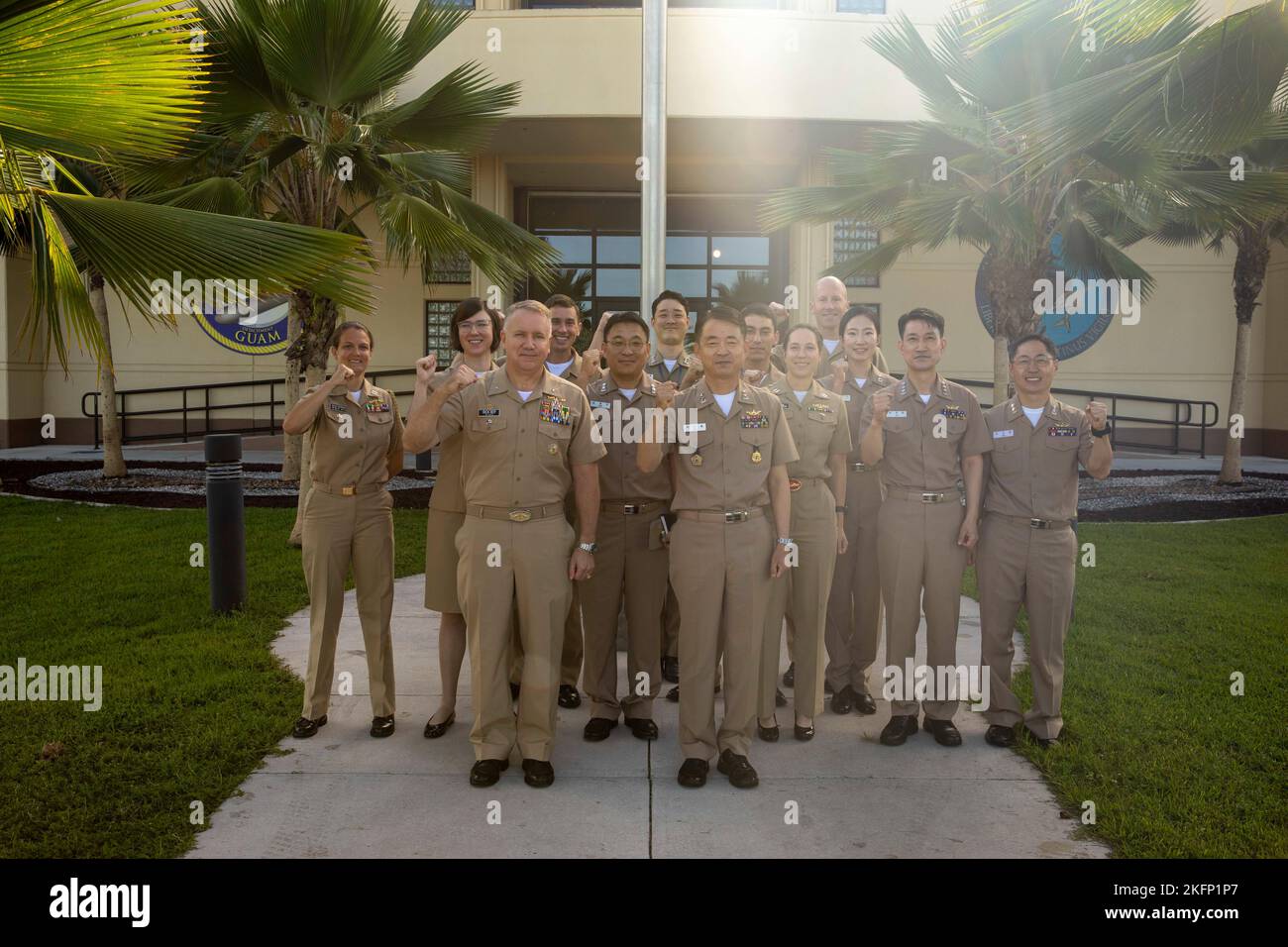 POLARIS POINT, Guam (settembre 29, 2022) – i membri delle forze sottomarine della Marina degli Stati Uniti e della Repubblica di Corea posano per una foto durante il 55th Submarine Warfare Committee Meeting (SWCM) al Comandante, Submarine Squadron 15, settembre 29. Nel corso degli ultimi 28 anni, SWCM ha riunito i leader delle forze sottomarine statunitensi e ROK per discutere la formazione combinata dei sottomarini e l'integrazione delle forze. Foto Stock