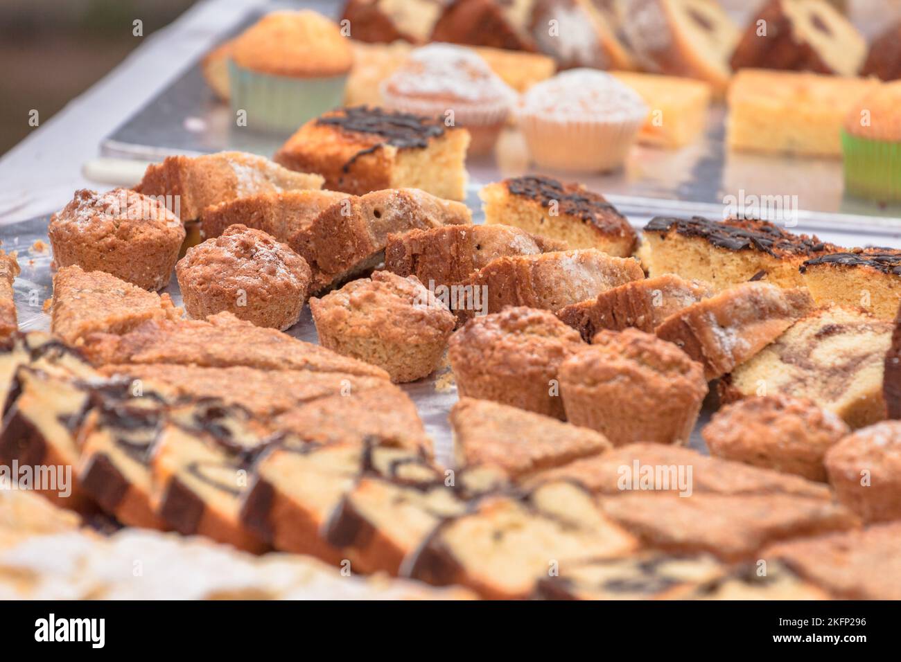 Dolci e dolci tradizionali durante una festa in Val Isarco, Dolomiti Foto Stock