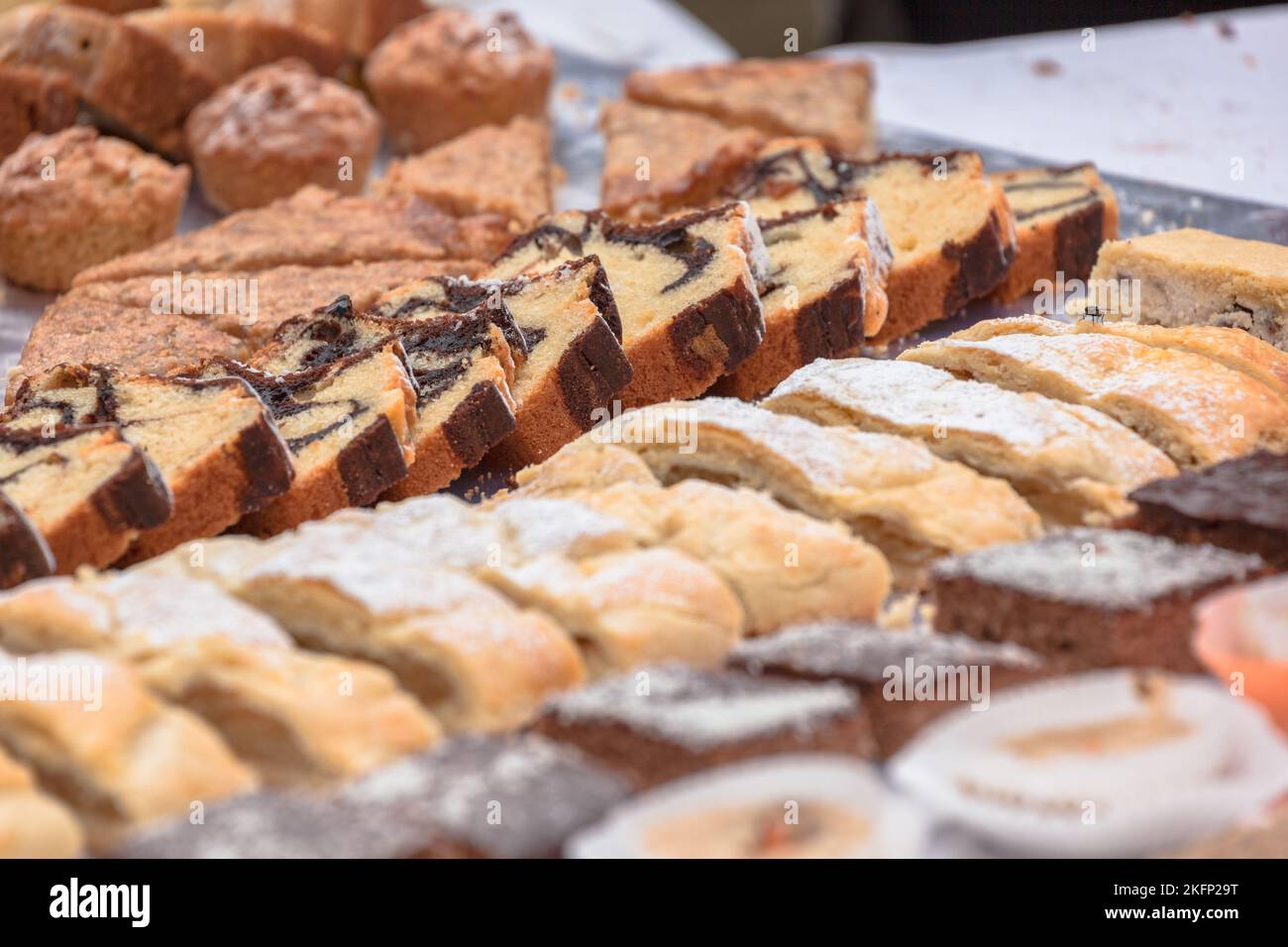 Dolci e dolci tradizionali durante una festa in Val Isarco, Dolomiti Foto Stock