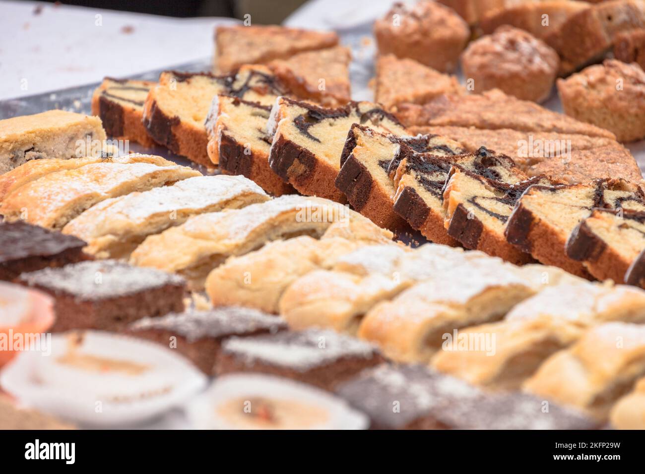 Dolci e dolci tradizionali durante una festa in Val Isarco, Dolomiti Foto Stock