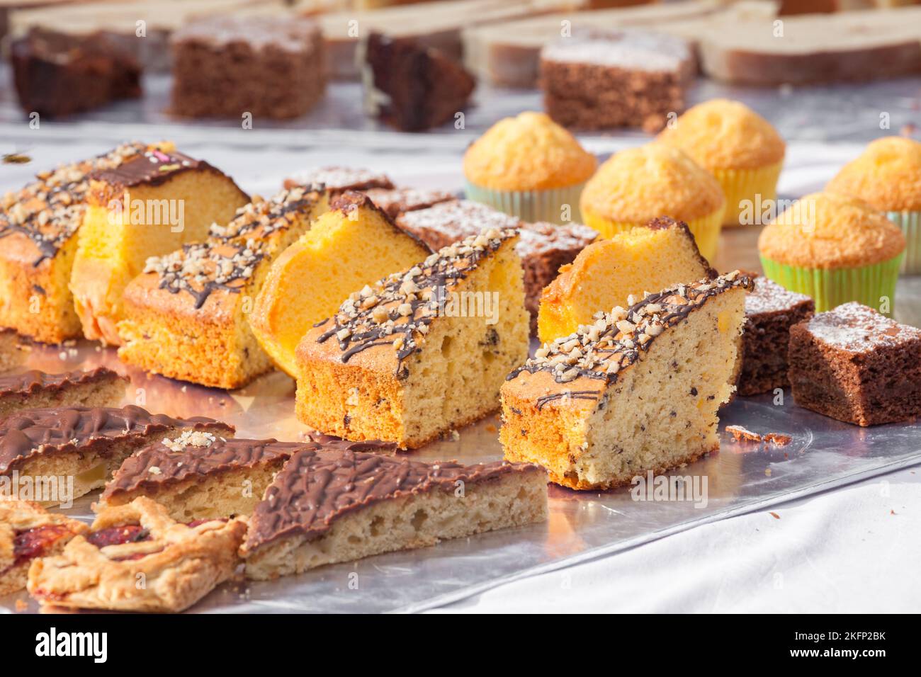 Dolci e dolci tradizionali durante una festa in Val Isarco, Dolomiti Foto Stock