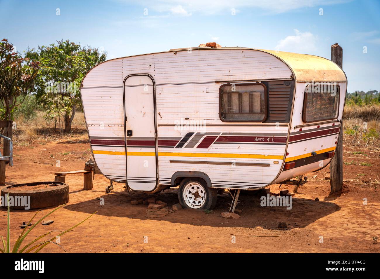 Piccolo caravan Jurgens Aero 4L in una fattoria nel Malawi rurale Foto Stock