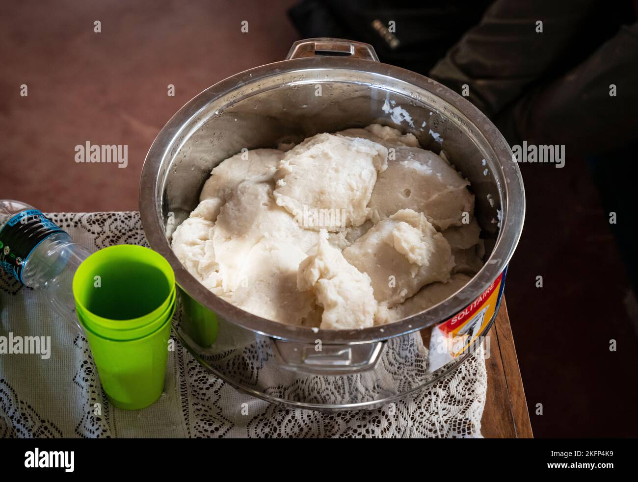 Una ciotola di nsima appena fatta (porridge di mais) - cibo tradizionale malawiano Foto Stock