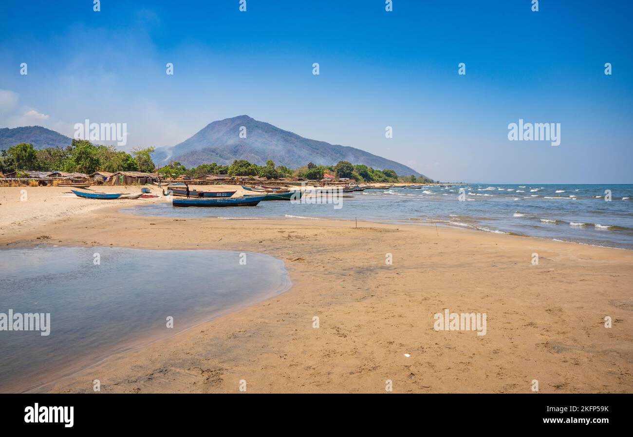 Barche da pesca lungo la riva del lago Malawi, vicino a Nkhotakota Foto Stock