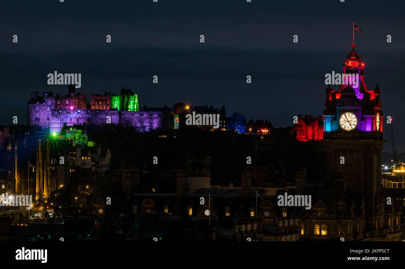 Edimburgo, Scozia, Regno Unito, 19th novembre 2022. Castello di luce: Lo spettacolo annuale di luci natalizie al Castello di Edimburgo illumina lo skyline della città di notte con anche la torre dell'orologio del Balmoral Hotel illuminata. Credit: Sally Anderson/Alamy Live News Foto Stock