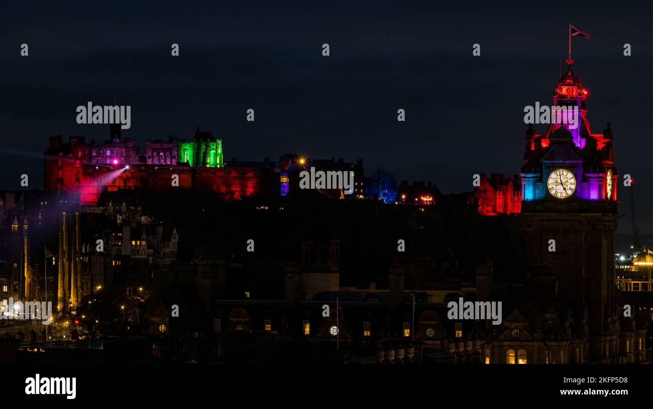 Edimburgo, Scozia, Regno Unito, 19th novembre 2022. Castello di luce: Lo spettacolo annuale di luci natalizie al Castello di Edimburgo illumina lo skyline della città di notte con anche la torre dell'orologio del Balmoral Hotel illuminata. Credit: Sally Anderson/Alamy Live News Foto Stock