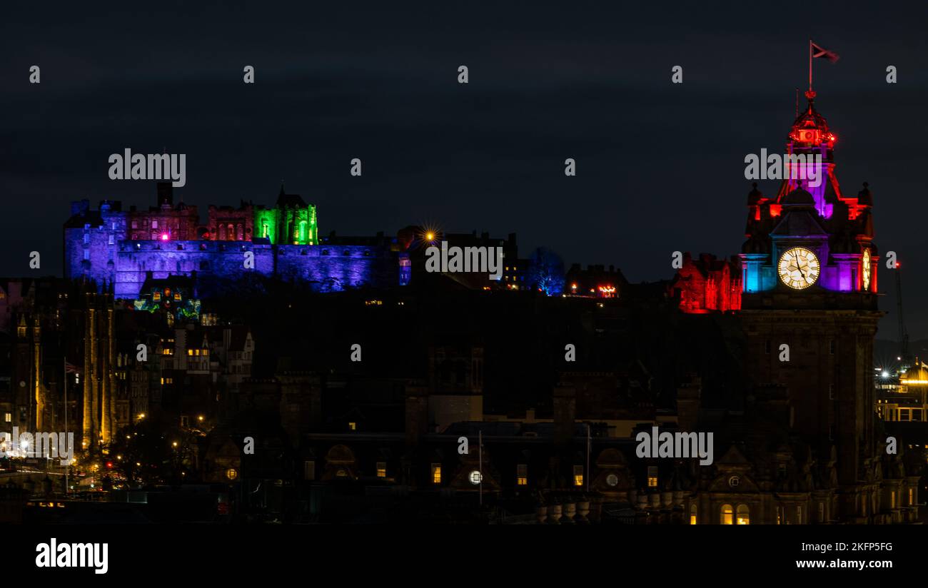 Edimburgo, Scozia, Regno Unito, 19th novembre 2022. Castello di luce: Lo spettacolo annuale di luci natalizie al Castello di Edimburgo illumina lo skyline della città di notte con anche la torre dell'orologio del Balmoral Hotel illuminata. Credit: Sally Anderson/Alamy Live News Foto Stock