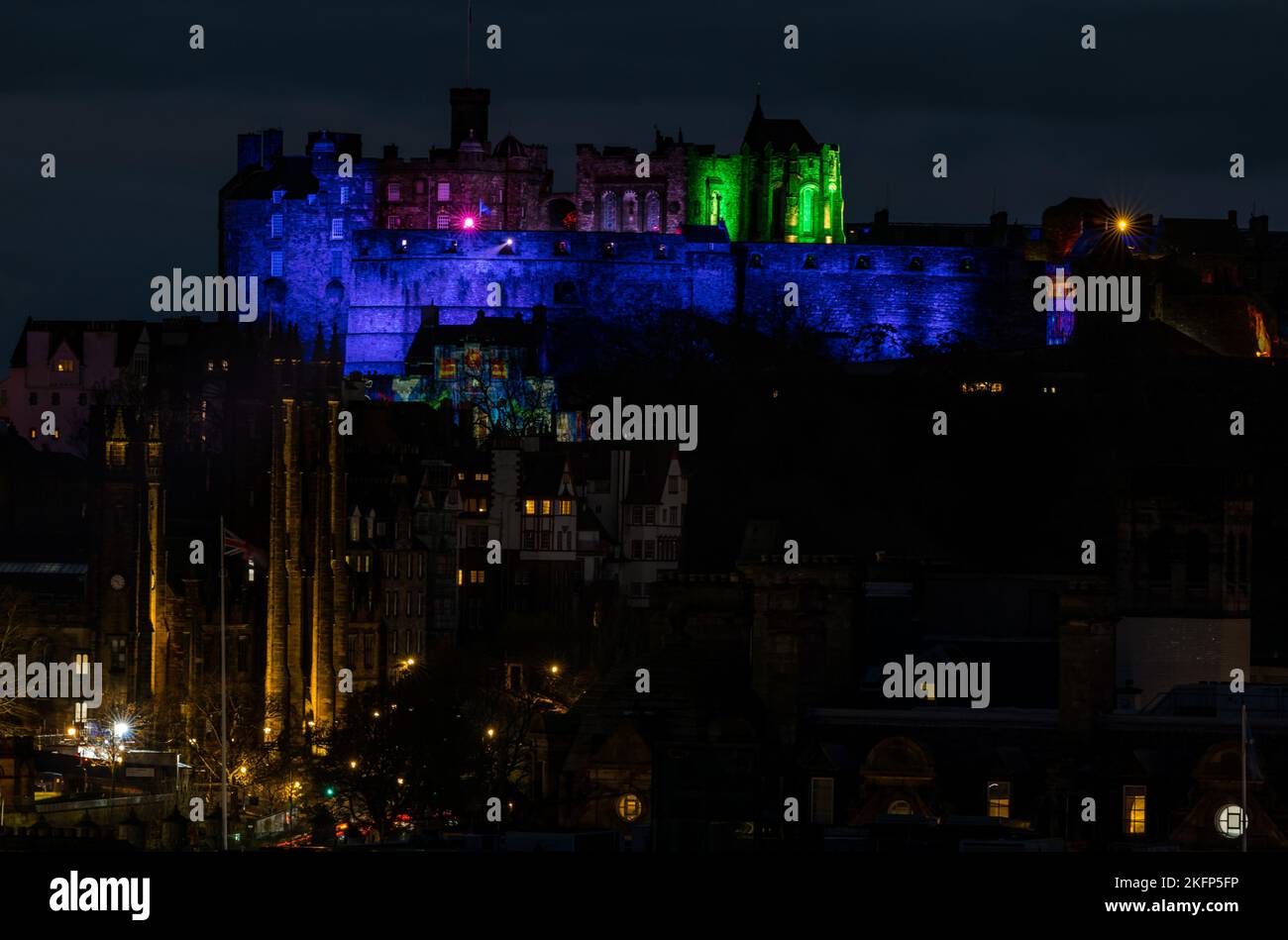 Edimburgo, Scozia, Regno Unito, 19th novembre 2022. Castle of Light: Lo spettacolo di luci natalizie annuale al Castello di Edimburgo illumina lo skyline della città di notte. Credit: Sally Anderson/Alamy Live News Foto Stock
