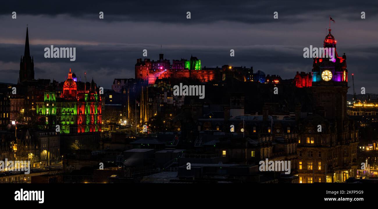 Edimburgo, Scozia, Regno Unito, 19th novembre 2022. Castello di luce: Lo spettacolo annuale di luci natalizie al Castello di Edimburgo illumina lo skyline della città di notte con la torre dell'orologio del Balmoral Hotel e la sede della banca HBoS sul Mound illuminata da luci colorate. Credit: Sally Anderson/Alamy Live News Foto Stock