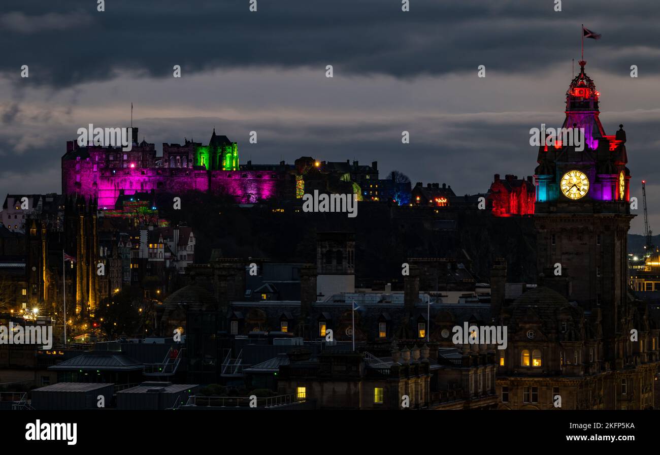 Edimburgo, Scozia, Regno Unito, 19th novembre 2022. Castello di luce: Lo spettacolo annuale di luci natalizie al Castello di Edimburgo illumina lo skyline della città di notte con la torre dell'orologio del Balmoral Hotel illuminata. Credit: Sally Anderson/Alamy Live News Foto Stock