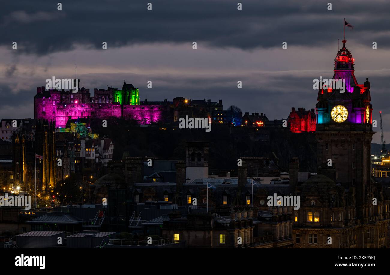 Edimburgo, Scozia, Regno Unito, 19th novembre 2022. Castello di luce: Lo spettacolo annuale di luci natalizie al Castello di Edimburgo illumina lo skyline della città di notte con la torre dell'orologio del Balmoral Hotel illuminata. Credit: Sally Anderson/Alamy Live News Foto Stock