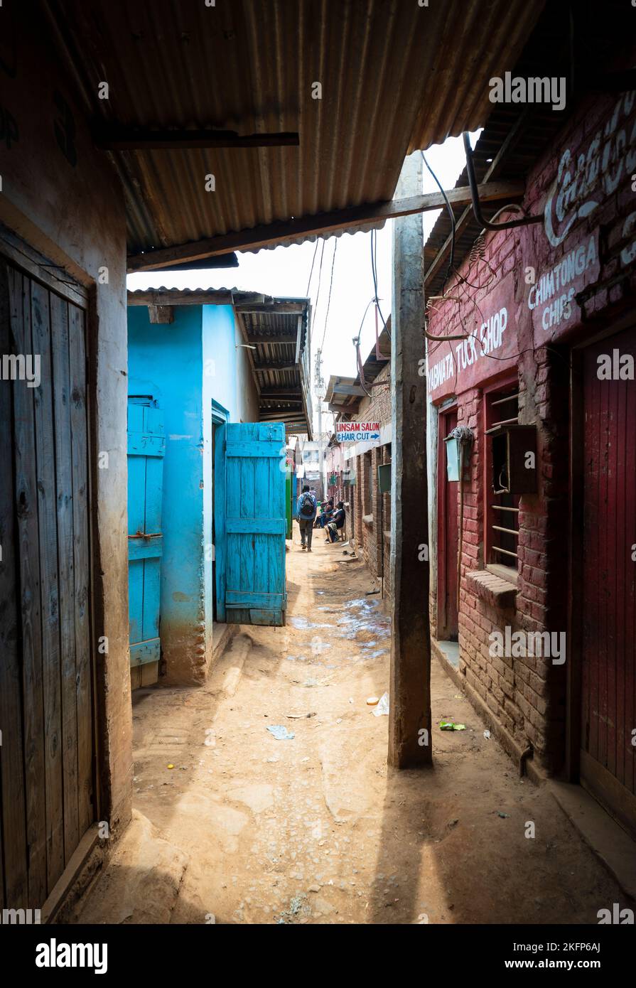 Un vicolo di strada stretta nel mercato di Mzuzu, Malawi Foto Stock
