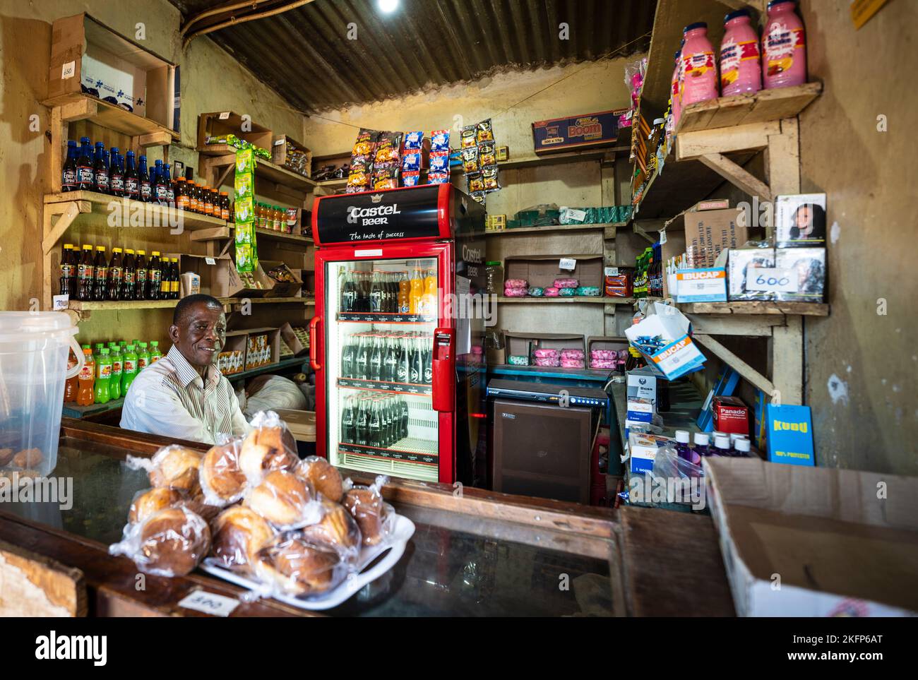 Un negoziante in un piccolo negozio di Mzuzu, Malawi. Foto Stock