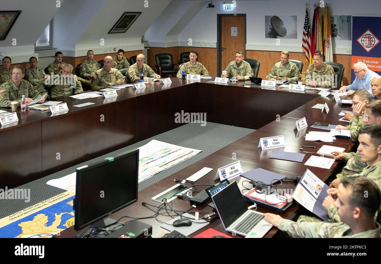 12th Combat Aviation Brigade leader consolidare per la Brigade 'Winning Matters' leader Professional Development (LPD) evento al Wiesbaden Army Airfield, Germania, 29 settembre 2022. I comandanti e i primi sergente hanno partecipato a una DPL seguita dall'anno fiscale 2023, dai briefing annuali sulla formazione e dalla revisione del calendario della formazione a lungo raggio. Questo evento contribuirà a creare una comprensione condivisa in tutta l'unità e, in ultima analisi, promuoverà la prevedibilità sia per i soldati che per le famiglie. Foto Stock