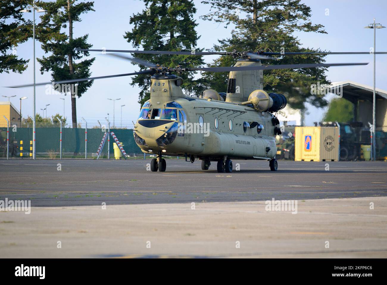 NEGLI STATI UNITI Esercito CH-47F elicottero Chinook da 1-214th General Support Aviation Battalion, 12th Battle Aviation Brigade, taxi lungo la linea di volo presso l'Esercito di Wiesbaden Airfield, Germania, 29 settembre 2022. I leader DEL CAB 12 si sono consolidati sul campo aereo dell'esercito di Wiesbaden per l'evento Brigade 'Winning Matters' leader Professional Development (LPD). I comandanti e i primi sergente hanno partecipato a una DPL seguita dall'anno fiscale 2023, dai briefing annuali sulla formazione e dalla revisione del calendario della formazione a lungo raggio. Questo evento contribuirà a creare una comprensione condivisa in tutta l'unità e, in ultima analisi, favorirà la previsione Foto Stock