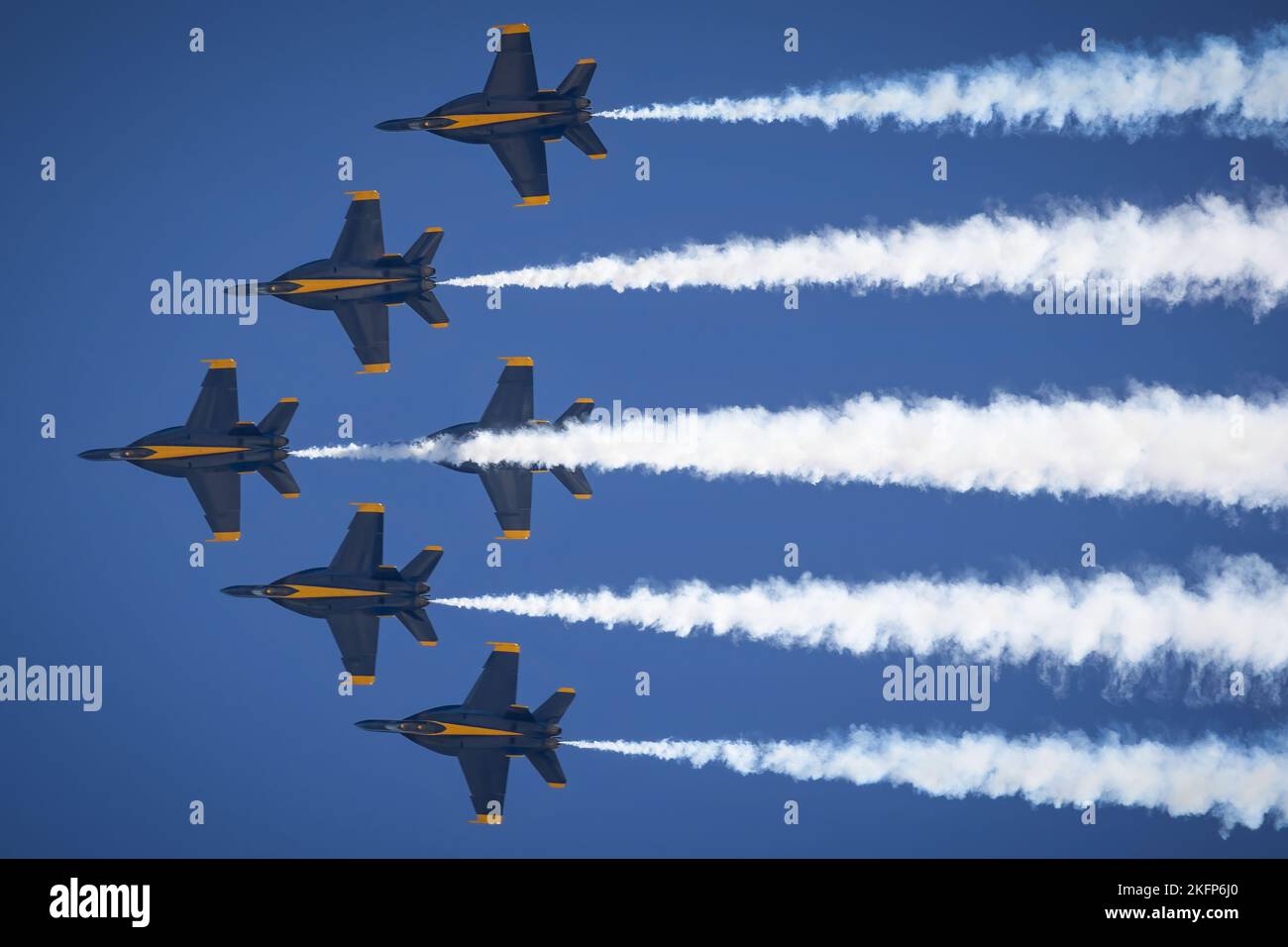 Gli US Navy Blue Angels, direttamente sopra in cima ad un loop, al Miramar Airshow 2022 di San Diego, California. Foto Stock