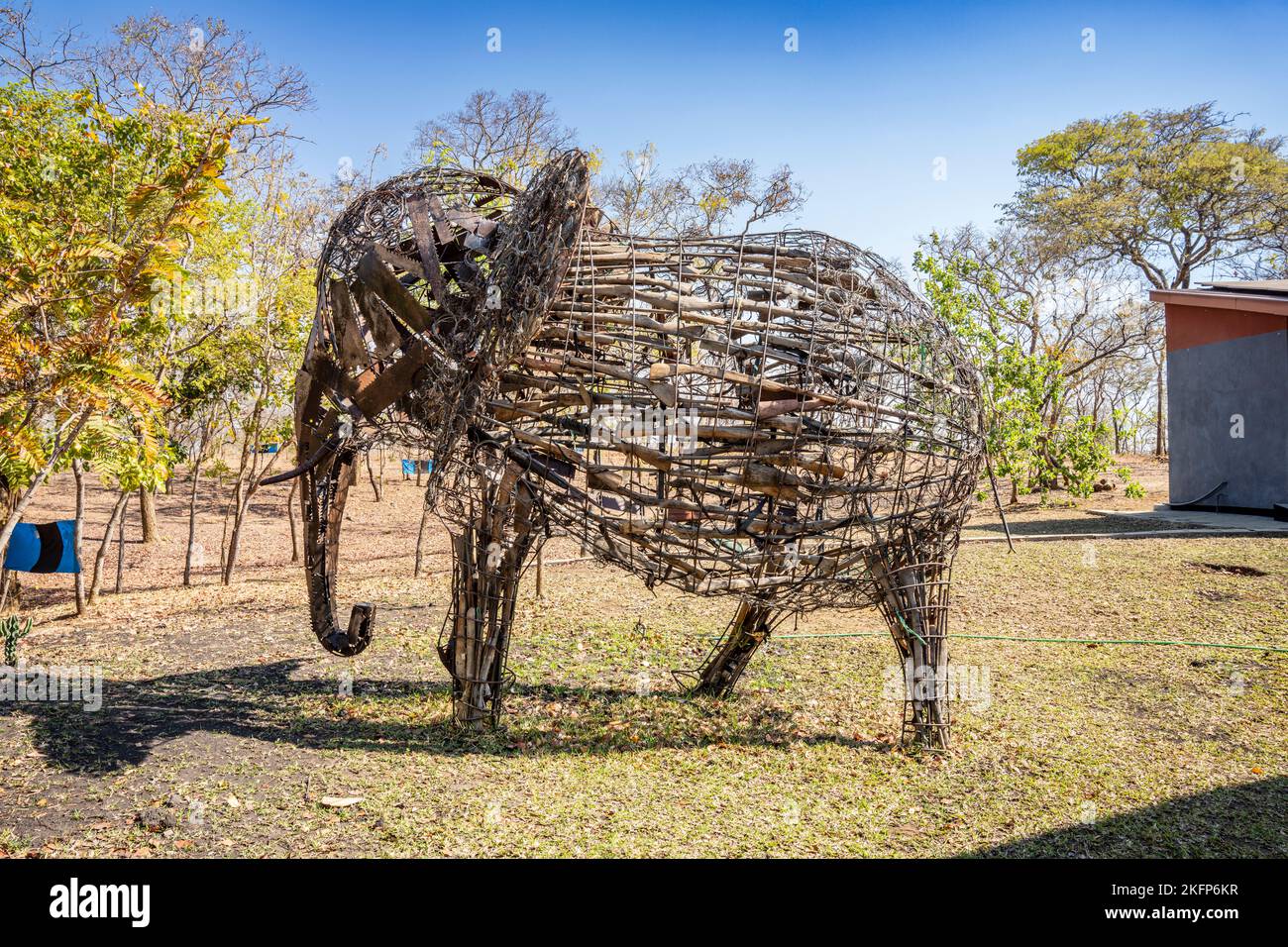 Scultura di elefante costruita da armi, coltelli e trappole confiscati dai bracconieri nella riserva naturale di Nkhotakota, Malawi Foto Stock