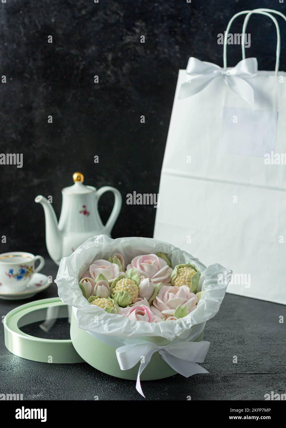 Un bouquet di fiori di zephyr - marshmallows in una bella scatola su uno sfondo scuro serata festa del tè Foto Stock