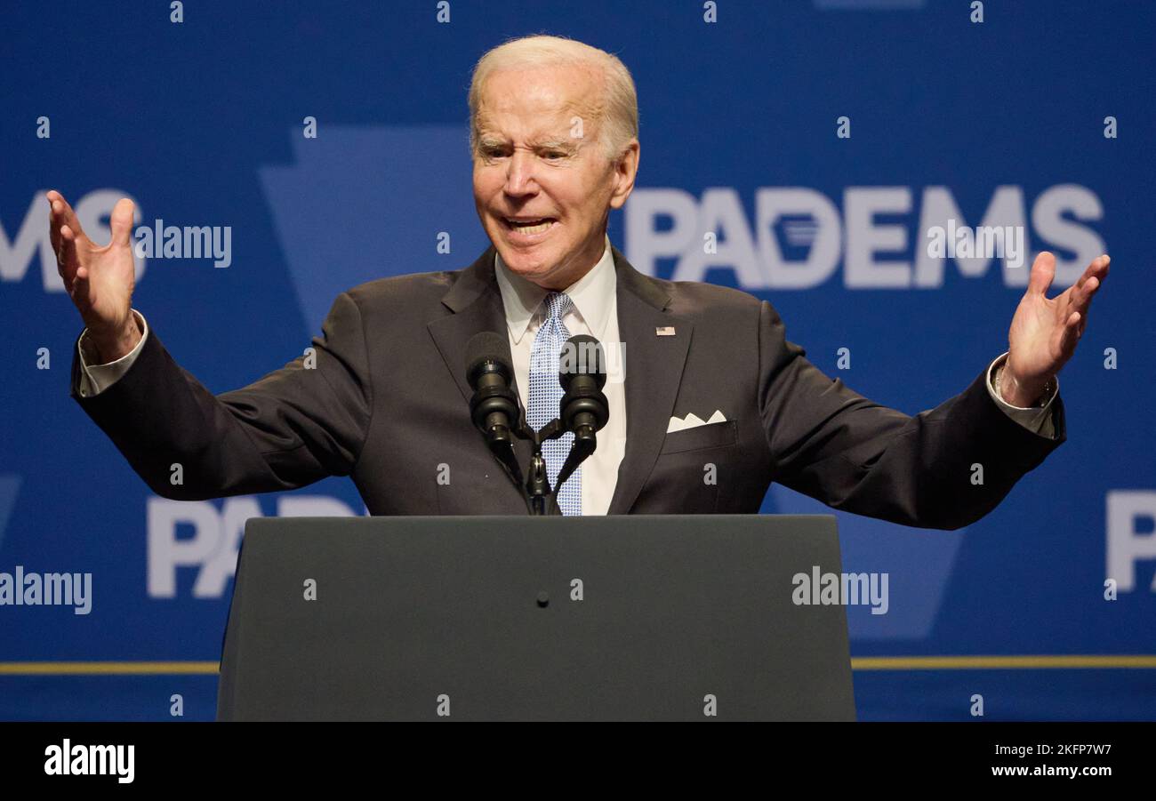 PHILADELPHIA, PA, USA - 28 OTTOBRE 2022: Il presidente Joe Biden parla alla cena dell'Indipendenza del Partito democratico della Pennsylvania. Foto Stock