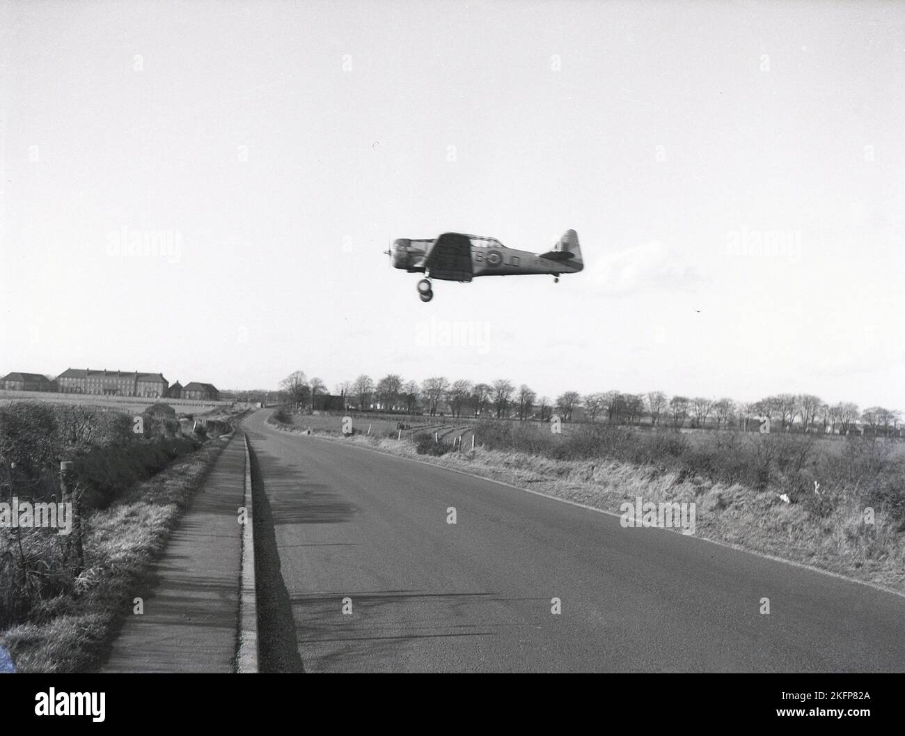 1949, storico, un velivolo a motore singolo nel cielo, un allenatore di Harvard nordamericano che arriva a terra a RAF Ternhill, Market Drayton, Shropshire, Inghilterra, Regno Unito. Aeromobile n. 5755. L'aerodome di Tern Hill fu aperto nel 1916 ma fu chiuso nel 1922. Con la guerra all'orizzonte, la terra fu nuovamente richiesta nel 1935, mentre il programma di espansione della RAF era in corso. Foto Stock