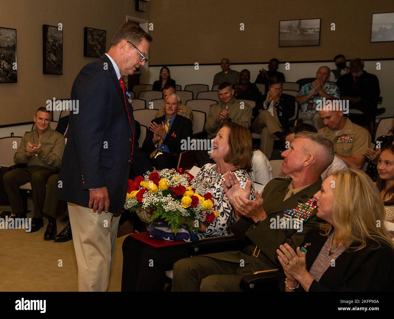 Kevin Herrmann, ex direttore della Total Force Structure Division, presenta sua moglie, Mary Hermann, fiori durante la sua cerimonia di pensionamento al General Raymond G. Davis Center on Marine Corps base Quantico, Virginia, 30 settembre 2022. Herrmann sta ritirando dopo 43 anni di onorato servizio combinato al corpo Marino. (Foto del corpo marino DEGLI STATI UNITI di Lance CPL. Kayla LeClaire) Foto Stock