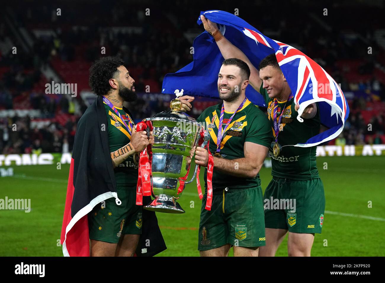 James Tedesco (a destra) in Australia ha una bandiera drappeggiato sulla testa mentre festeggiano con Josh Addo-Carr (a sinistra) dopo la vittoria nella finale della Coppa del mondo di Rugby League a Old Trafford, Manchester. Data immagine: Sabato 19 novembre 2022. Foto Stock