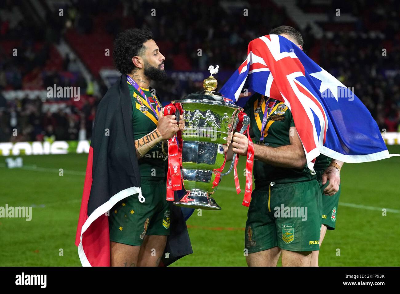James Tedesco (a destra) in Australia ha una bandiera drappeggiato sulla testa mentre festeggiano con Josh Addo-Carr (a sinistra) dopo la vittoria nella finale della Coppa del mondo di Rugby League a Old Trafford, Manchester. Data immagine: Sabato 19 novembre 2022. Foto Stock